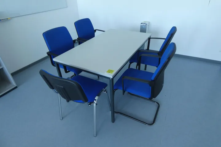 Tisch mit 5x Besucherstuhl Maße in cm ca. 140 x 80